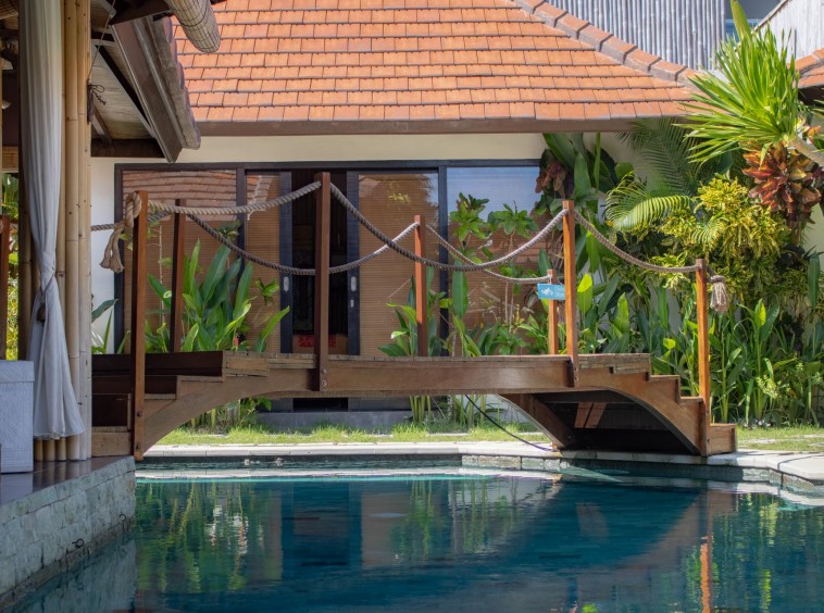 Tropical Villa with Pool Bar in Umalas