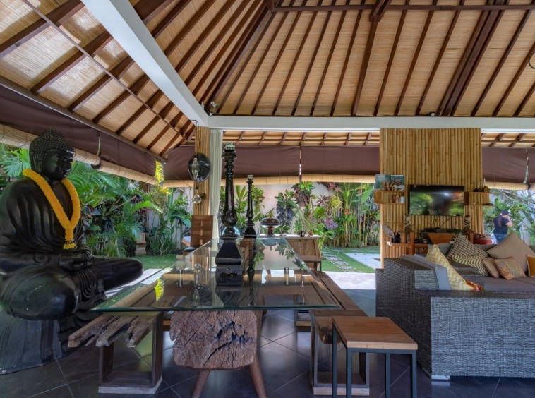 Tropical Villa with Pool Bar in Umalas