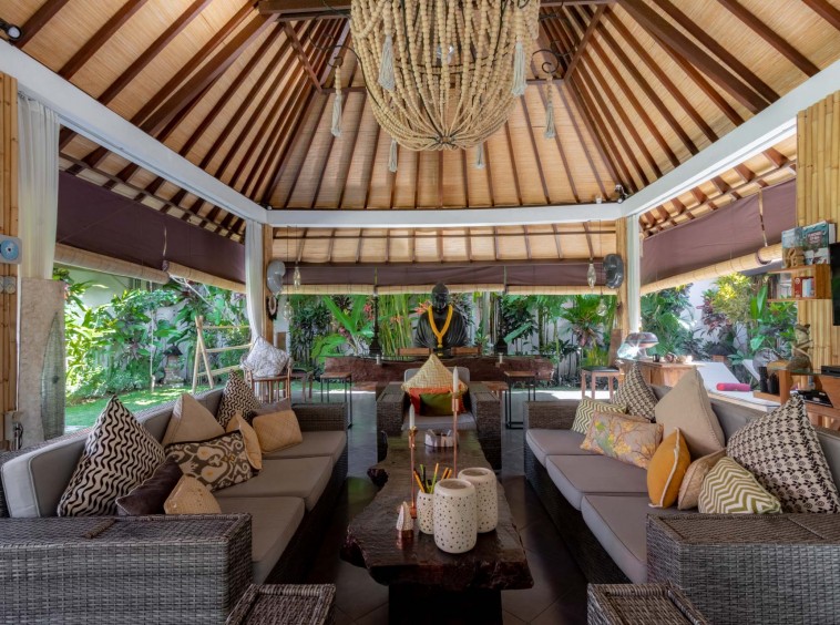 Tropical Villa with Pool Bar in Umalas