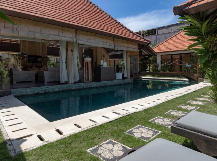 Tropical Villa with Pool Bar in Umalas