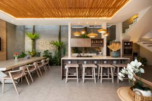 Swan 3 Dining Living 02