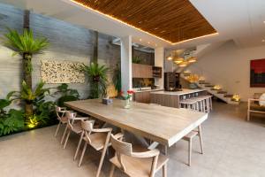 Swan 3 Dining Living 03