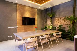 Swan 3 Dining Living 06