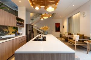 Swan 3 Kitchen Bar 01